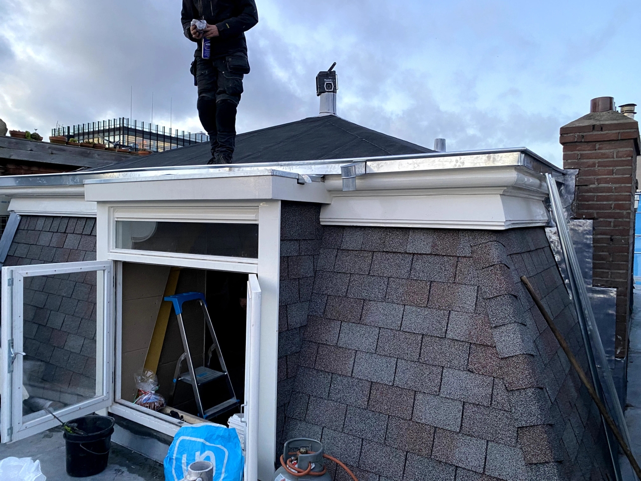 Dakdekkers van De Dakmannen voeren specialistisch onderhoud uit aan een karakteristiek pand in Haarlem