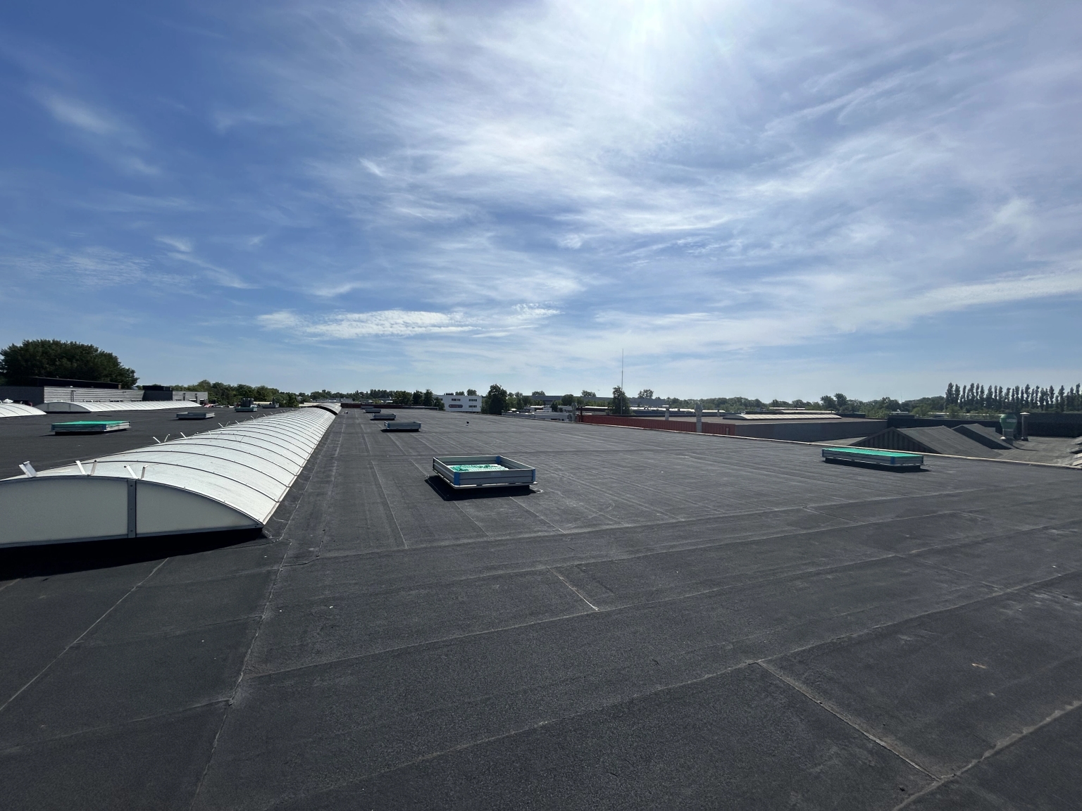 De Dakmannen voeren grootschalige dakprojecten uit voor een appartementencomplex.