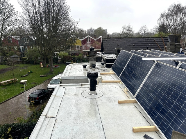 Dakdekkers van De Dakmannen aan het werk bij een dakrenovatie in een woonwijk in Purmerend